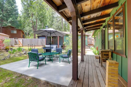 1 Mi to Lake: Hot Tub Haven in Pollock Pines!