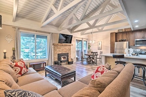 Apartment (3 Bedrooms) | Front of property - Elegant Mountain-view Condo < 1 Mi to Lifts! (Mammoth Lakes)