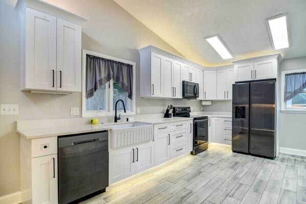 Casa (4 Bedrooms) | Cocina privada | Microondas, horno, parrilla de estufa y lavavajillas