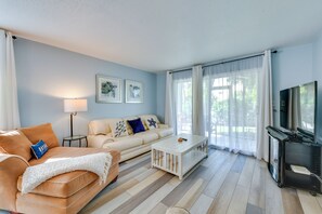 Apartment (2 Bedrooms) | Wohnbereich | Fernseher