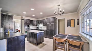 House (4 Bedrooms) | Interior