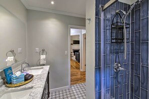 Bathroom - Exquisite Cottage: Patio, 2 Mi to Hot Springs (Hot Springs)