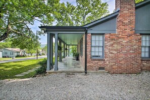 Property grounds - Exquisite Cottage: Patio, 2 Mi to Hot Springs (Hot Springs)