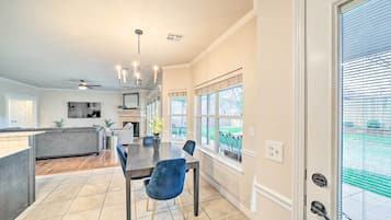 House (5 Bedrooms) | Interior