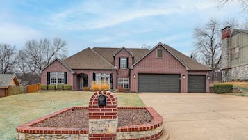 House (5 Bedrooms) | Front of property