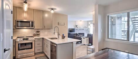 Apartment (2 Bedrooms) | Private kitchen | Microwave, oven, stovetop, dishwasher