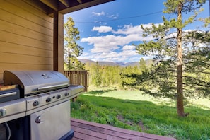 A barbecue grill on a wooden deck with a view of a grassy yard and trees. - 4 Mi to Marina: Family Townhome in Silverthorne! (Silverthorne)