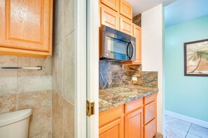 Interior - Downtown Kailua-kona Escape: Steps to Ocean! (Kailua-Kona)