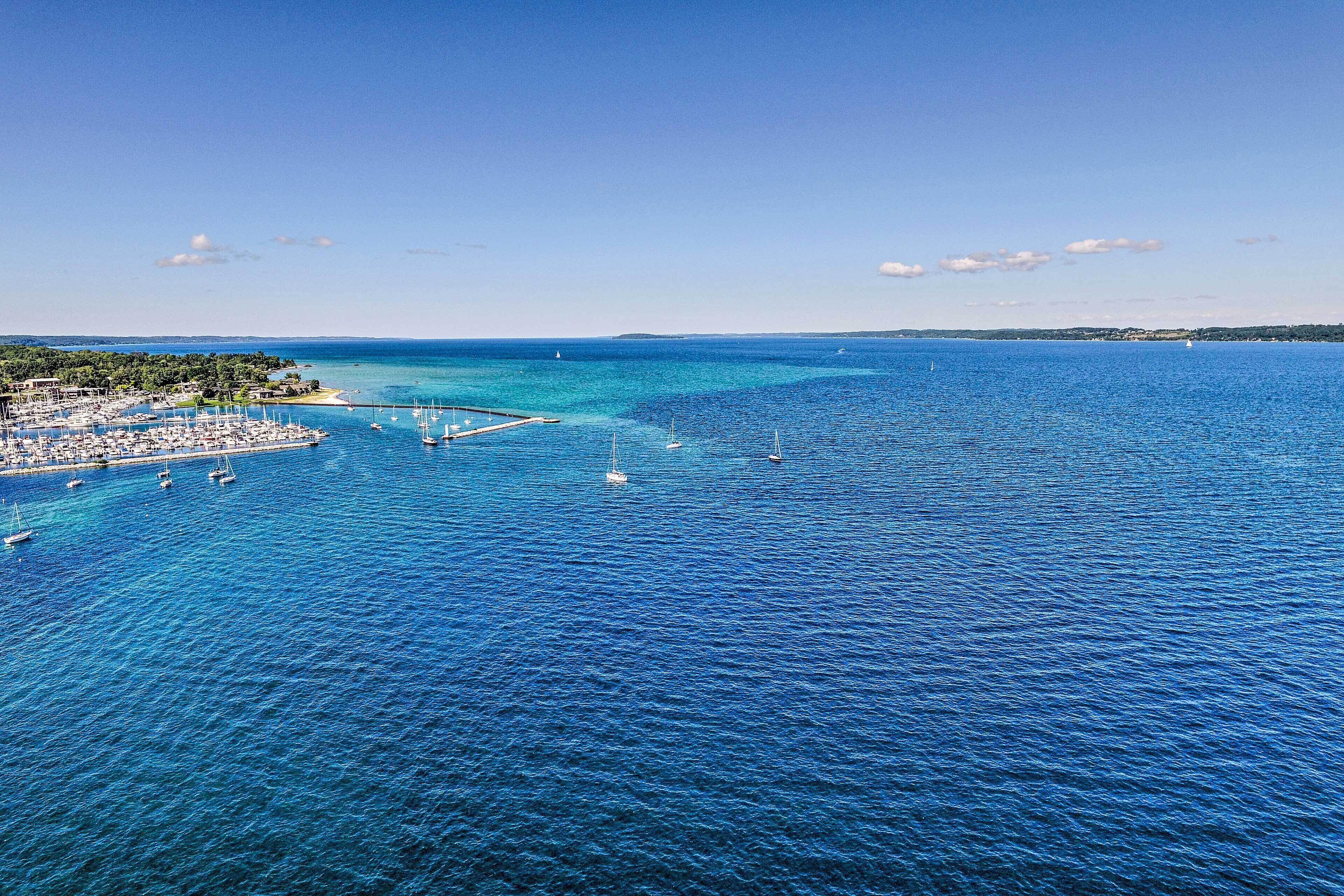 Ein Yachthafen mit Booten und einer anlegenden Pier.