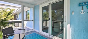 Holmes Beach Retreat: Walk to Beach & Dining!
