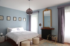 デラックス ルーム クイーンベッド 1 台 マウンテンビュー | バスルーム | ヘアドライヤー、バスローブ、スリッパ、タオル