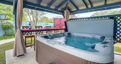San Antonio Retreat w/ Private Hot Tub & Gas Grill