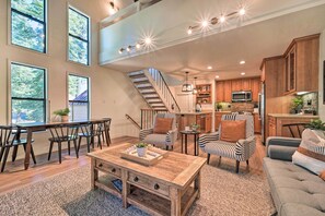 TV, fireplace, books - Family-friendly Townhome, Walk to Lake Tahoe! (Carnelian Bay)