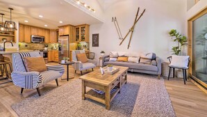 TV, fireplace, books - Family-friendly Townhome, Walk to Lake Tahoe! (Carnelian Bay)
