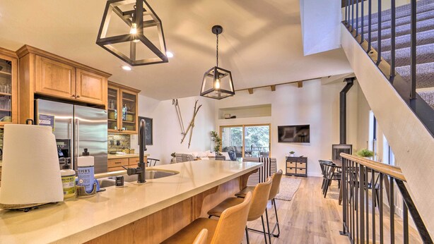 Interior - Family-friendly Townhome, Walk to Lake Tahoe! (Carnelian Bay)