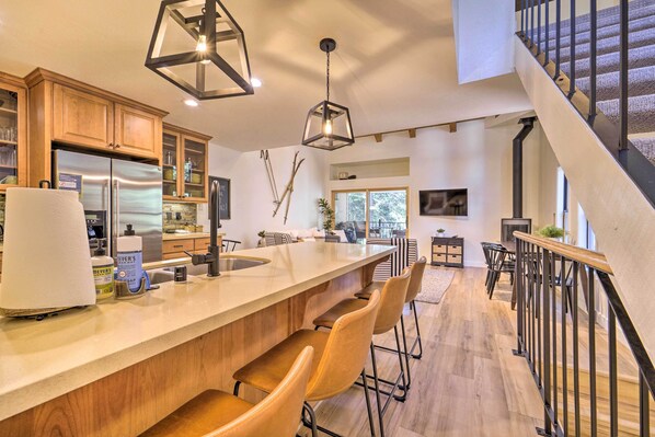 Interior - Family-friendly Townhome, Walk to Lake Tahoe! (Carnelian Bay)