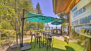 Outdoor dining - Family-friendly Townhome, Walk to Lake Tahoe! (Carnelian Bay)