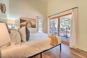 3 bedrooms, laptop workspace, iron/ironing board, bed sheets - Family-friendly Townhome, Walk to Lake Tahoe! (Carnelian Bay)