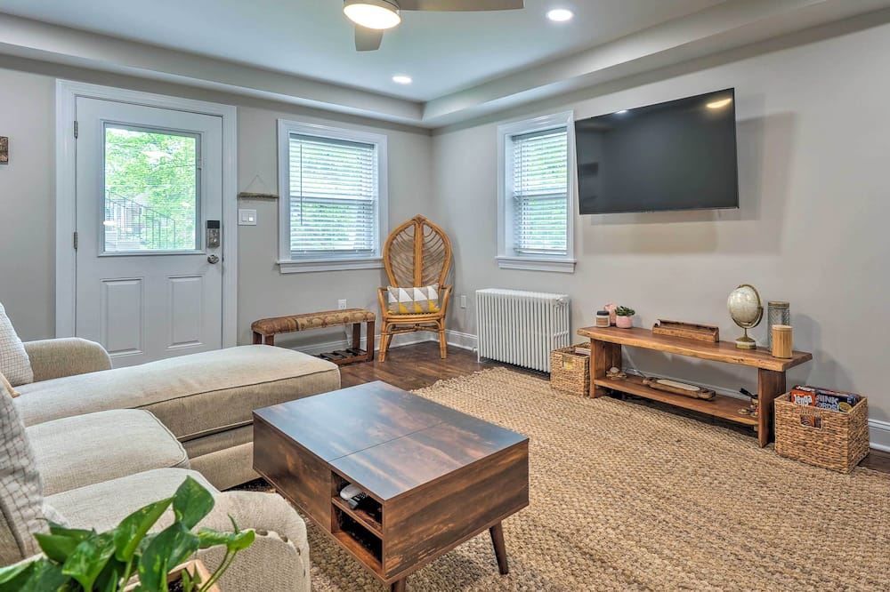Takoma Park Apt w/ Wood Fire Pit < 8 Mi to DC - Garrett Park, MD