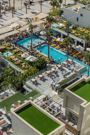 Outdoor pool - Amusing 2BR with Sea view at FIVE Palm (Dubai)