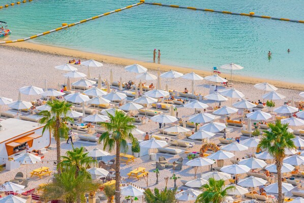 Plage à proximité, chaises longues, serviettes de plage