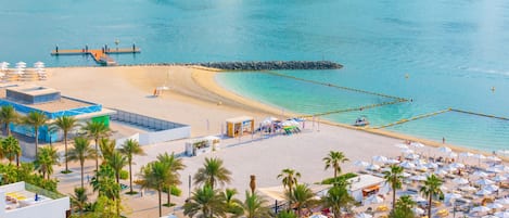 Una spiaggia nelle vicinanze, lettini da mare, teli da spiaggia