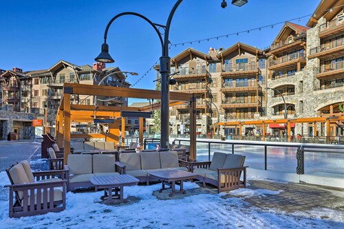 Walk to Ski Shuttle: Truckee Condo w/ Hot Tub