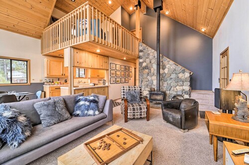 Deck + Fireplace: Log Cabin in Tahoe Donner!