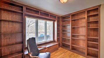 House (5 Bedrooms) | Interior