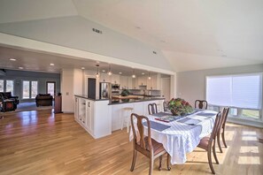 House (5 Bedrooms) | Interior