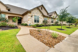 Apartment (3 Bedrooms) | Interior - Gorgeous College Station Townhome w/ Patio! (College Station)