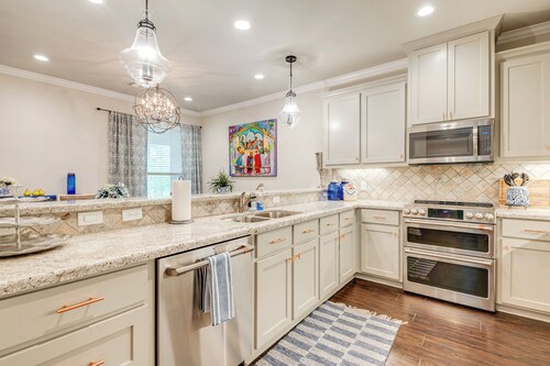 Gorgeous College Station Townhome w/ Patio!