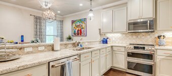 Gorgeous College Station Townhome w/ Patio!