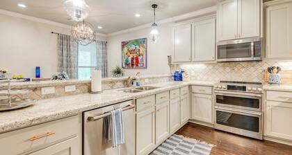 Gorgeous College Station Townhome w/ Patio!