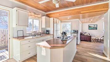 House (3 Bedrooms) | Dapur peribadi | Ketuhar gelombang mikro, ketuhar, dapur, mesin basuh pinggan mangkuk