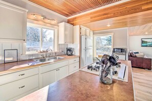 House (3 Bedrooms) | Private kitchen | Microwave, oven, stovetop, dishwasher