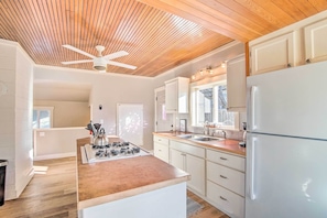 Hus (3 Bedrooms) | Eget kök | Mikrovågsugn, ugn, spishäll och diskmaskin