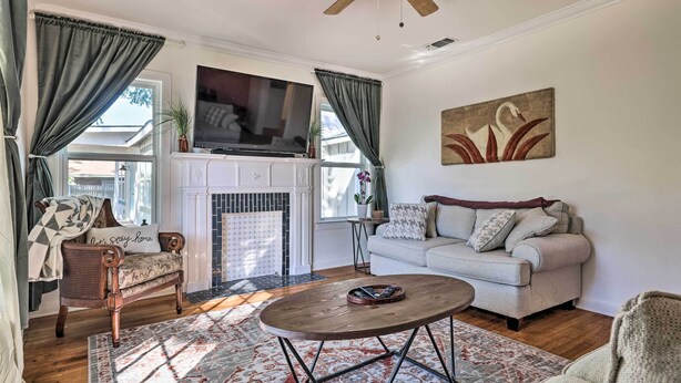 Una sala de estar con chimenea, televisor, sofá y una mesa de centro.