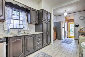 House (4 Bedrooms) | Private kitchen | Microwave, oven, stovetop, dishwasher - Cheerful City Gem w/ Game Room & Fire Pit! (San Antonio)