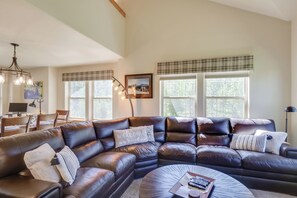 TV, caminetto, libri