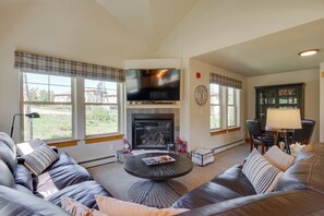 TV, caminetto, libri