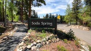 Placa de Soda Spring, com estrada pavimentada e árvores ao redor.