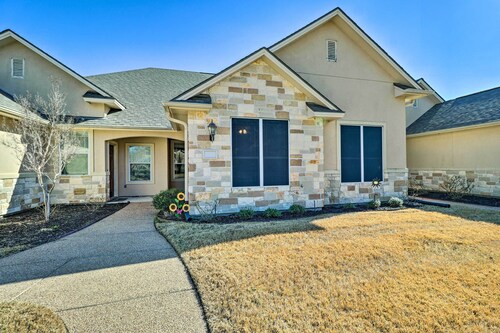 College Station Townhome: 5 Mi to Campus!