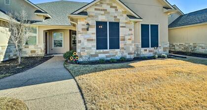 College Station Townhome: 5 Mi to Campus!