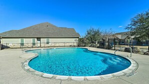 Unclassified image, 2 of 25, button - College Station Townhome: 5 Mi to Campus! (College Station)