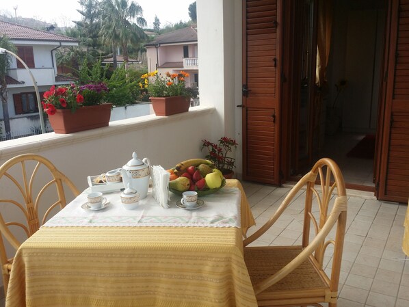 Outdoor dining - Villa G&G: The perfect B&B between Tropea, Capo Vaticano and the blue sea (Ricadi)