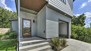 Ein modernes Haus mit Eingangstür, Garage und Einfahrt.