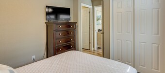 Bella Vista Townhome w/ Deck Near Back 40 Trails!