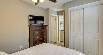 Bella Vista Townhome w/ Deck Near Back 40 Trails!