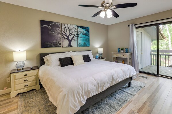 Apartment (2 Bedrooms) | Interior - Bella Vista Townhome w/ Deck Near Back 40 Trails! (Bella Vista)